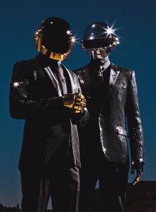 O duo francês de música eletrônica  Daft Punk - visual inspirado no filme Tron (2010)